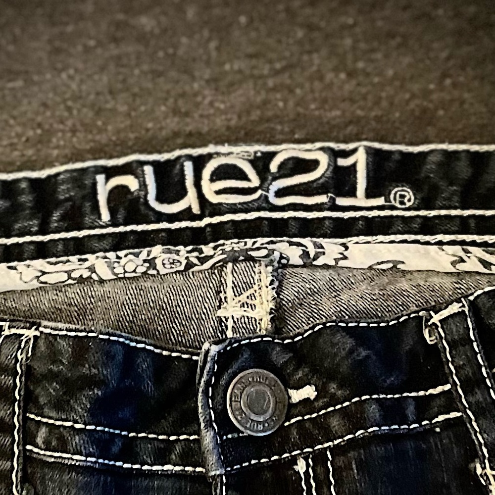 Rue 21 jeans really well taken care of there a us size 4, 55,65 inches tall